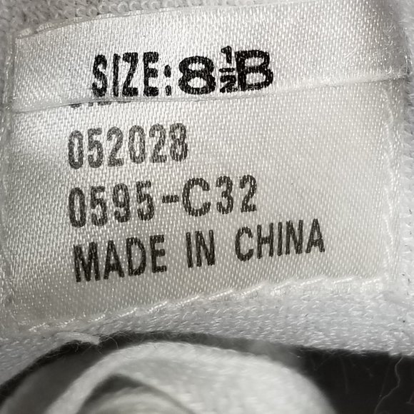 RETRO GUESS Women's 8.5 B White Leather Sneakers Shoes Rainbow Embroidery NWOT - Picture 2 of 10